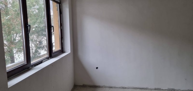 Clădire cu 4 apartamente+ 4 garaje + 800MP teren liber
