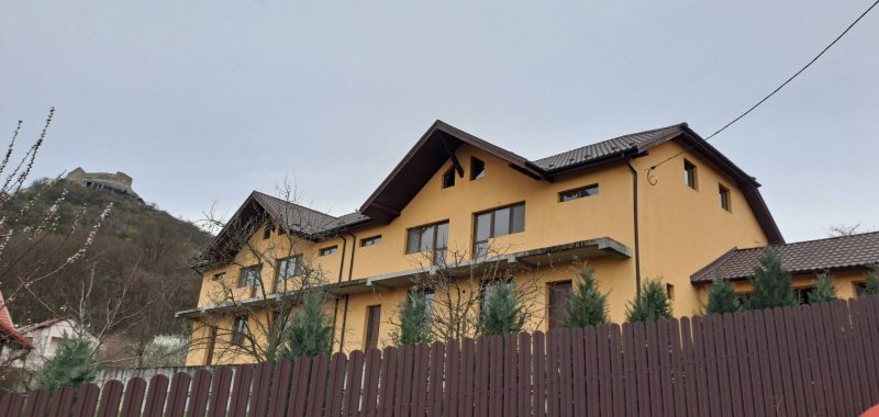 Clădire cu 4 apartamente+ 4 garaje + 800MP teren liber