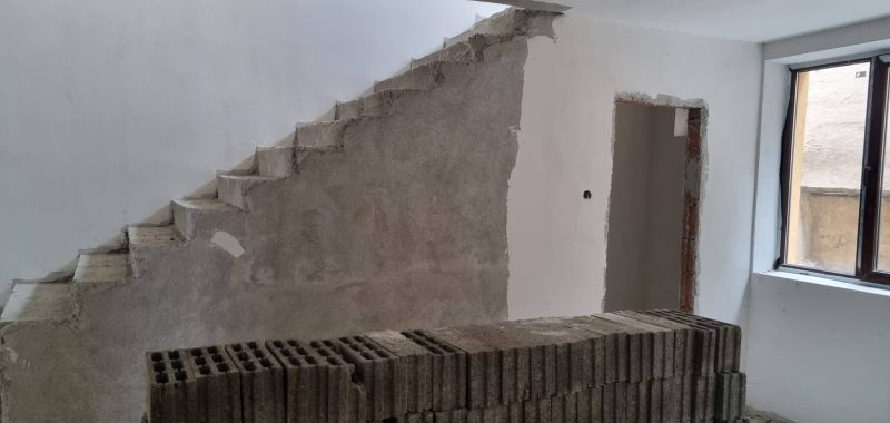 Clădire cu 4 apartamente+ 4 garaje + 800MP teren liber