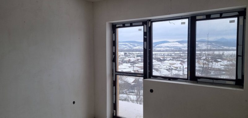 Clădire cu 4 apartamente+ 4 garaje + 800MP teren liber