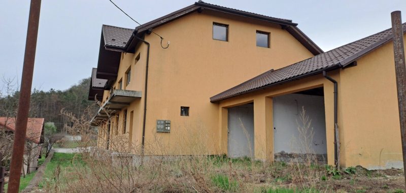 Clădire cu 4 apartamente+ 4 garaje + 800MP teren liber